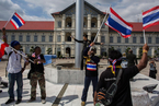 泰国反政府示威者闯入军方总部