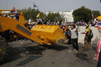 泰国反政府抗议者驾铲车扫除路障
