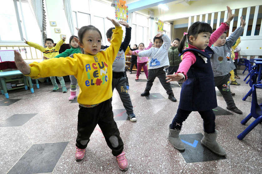 河北幼儿园孩子室内做武术健身操防雾霾