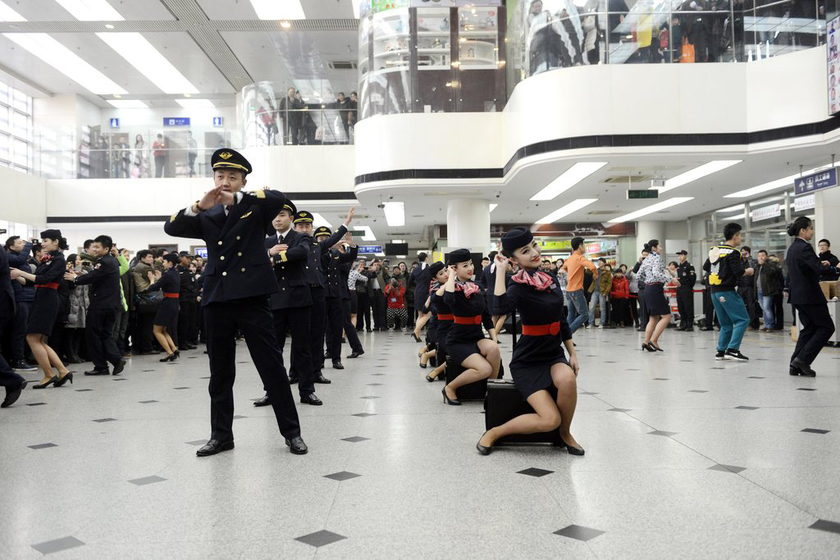 北京机场<em>空姐空少</em>玩<em>快闪</em>_图片频道_财新网