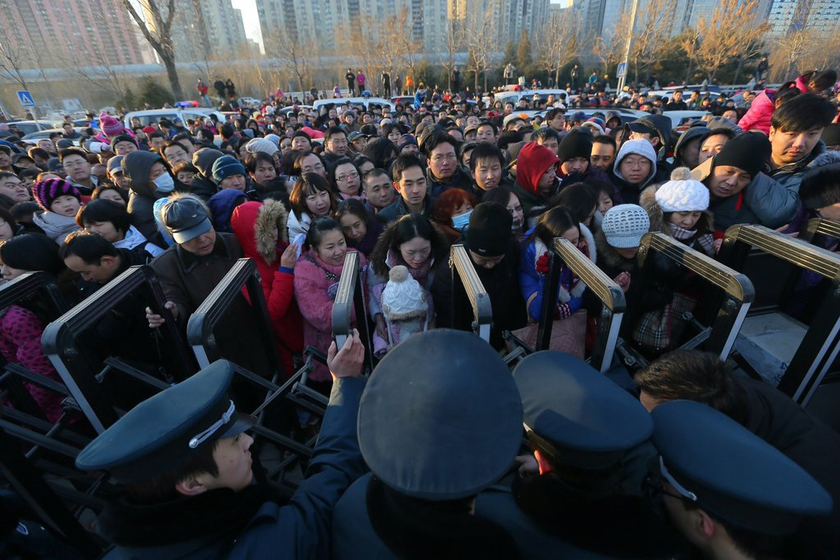 北京新少年宫招生 上百家长连夜排队