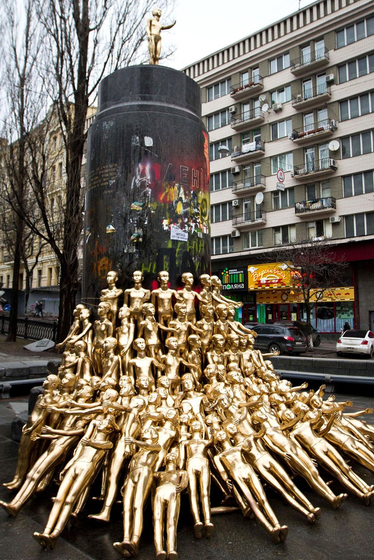 当地时间2月13日，乌克兰基辅，于2013年12月8日被砸毁的原列宁雕像被99尊金色人体模型取代。    Sergii Kharchenko/东方IC 
_乌克兰99尊“小金人”代替原列宁雕像