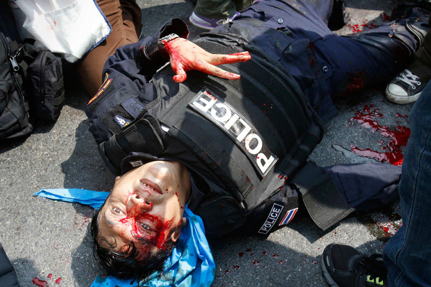 泰国防暴警察踢手榴弹腿被炸飞