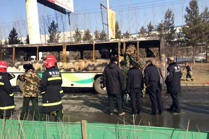 吉林一企业通勤客车失火 已致10人遇难17人受