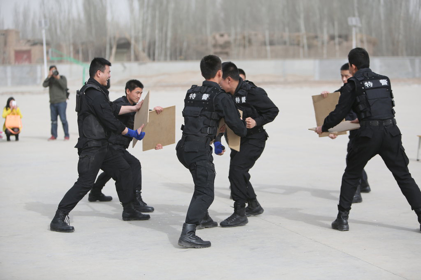 新疆喀什特警举办警营开放日活动