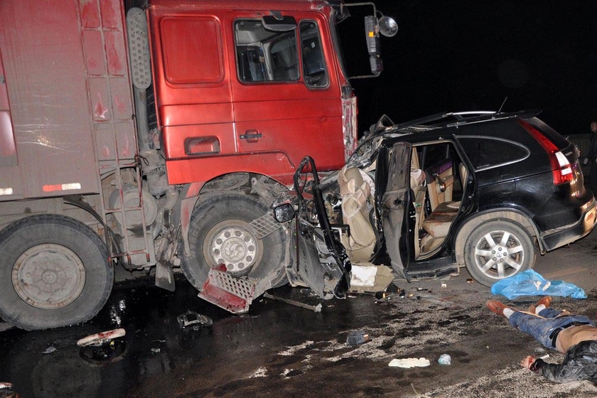 湖南娄底发生两车相撞事故致6死2伤