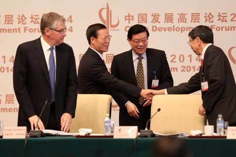 3月23日，中国发展高层论坛2014年年会在北京开幕。中共中央政治局常委、国务院副总理张高丽出席开幕式并致辞。图为张高丽与外方代表握手。   韩海丹/中新社
_中国发展高层论坛2014开幕