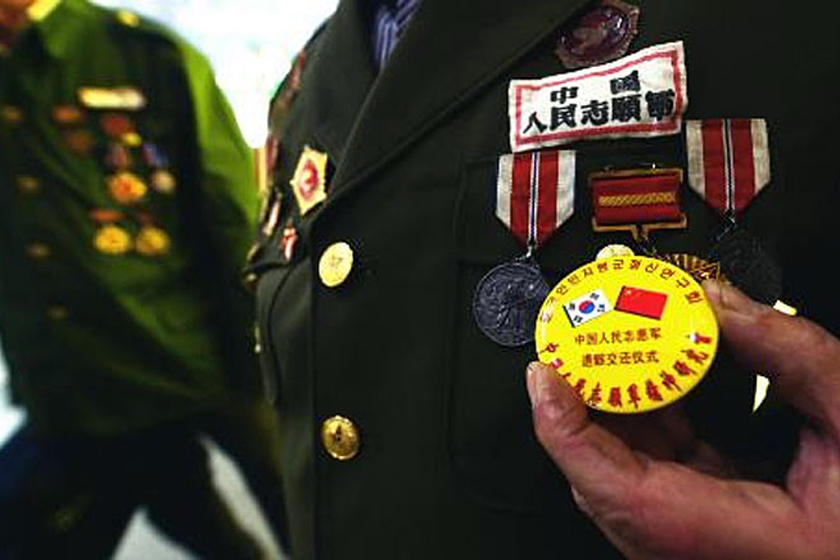 中韩双方交接在韩中国人民志愿军烈士遗骸