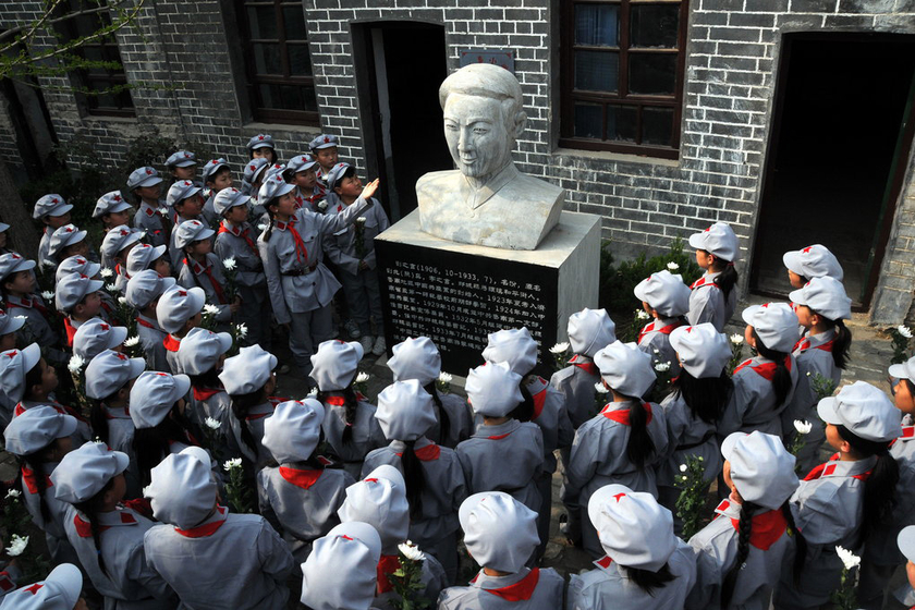 山东红军学校小学生参观爱国主义教育基地
