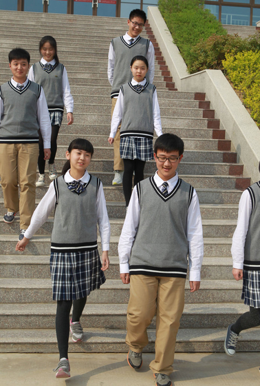 郑州高中生穿自己设计的校服