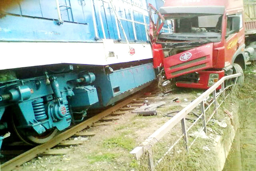 河南洛阳一列货运火车与大货车发生碰撞事故