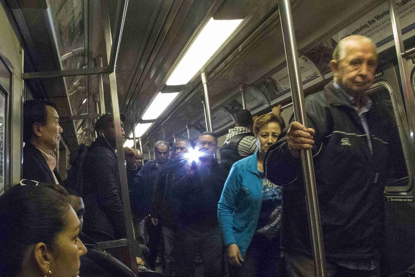 纽约地铁列车脱轨致19人受伤
