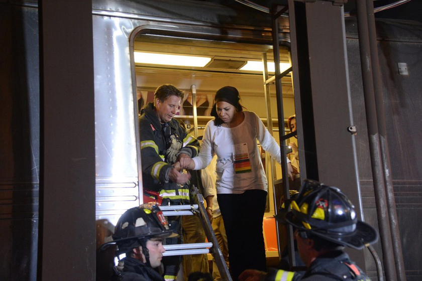 纽约地铁列车脱轨致19人受伤