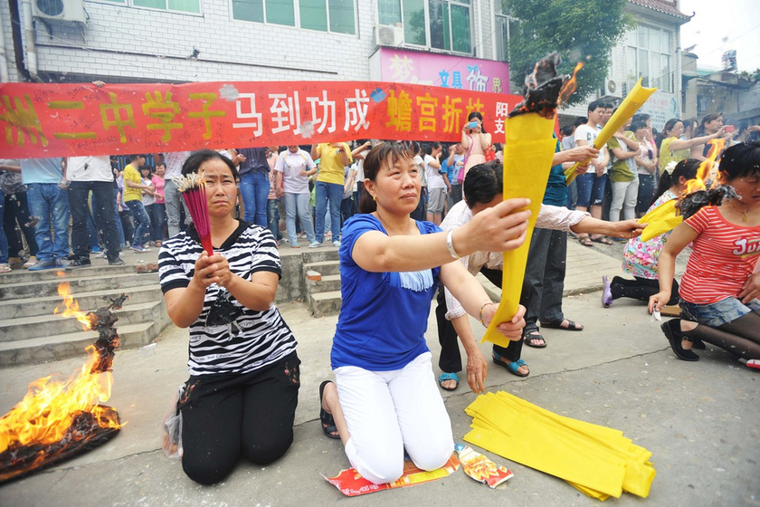 武汉送考家长沿街跪拜烧纸