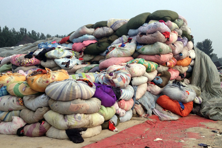 商贩从废品站回收旧衣服 10元一件卖向工地