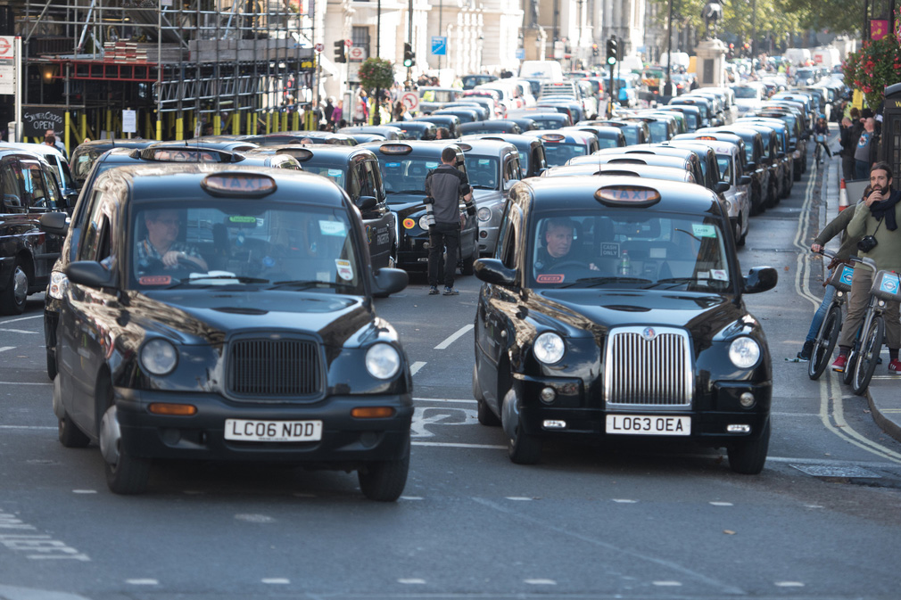 英国出租车堵塞街道抗议打车软件