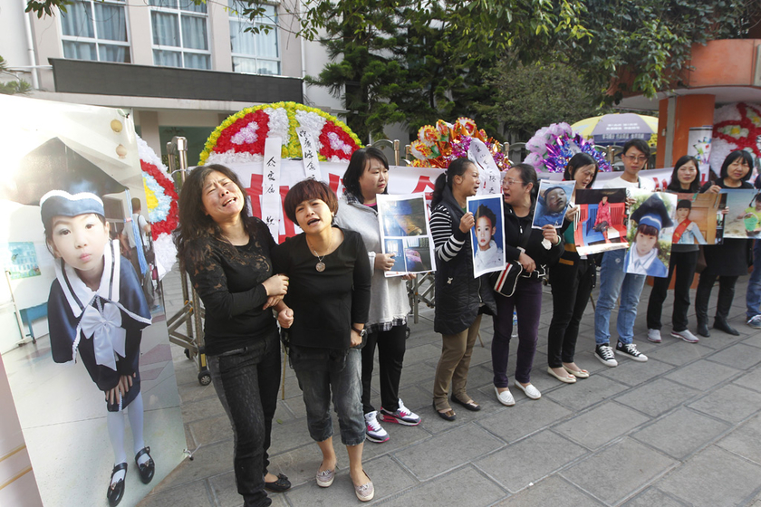 9月28日,云南昆明,明通小学踩塌事件死难学生家属讨要说法.