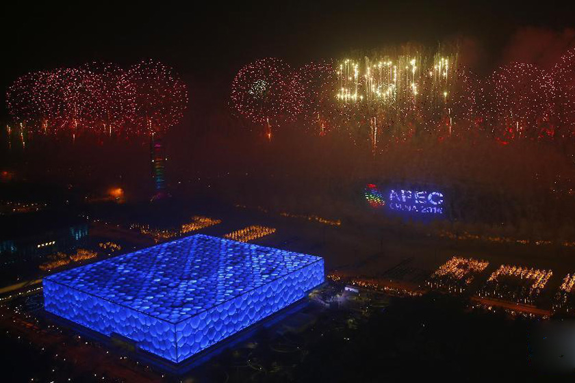 北京为APEC峰会举行焰火表演