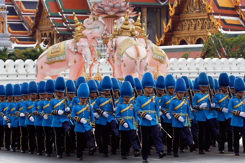 泰国举行阅兵典礼庆祝国王87岁生日