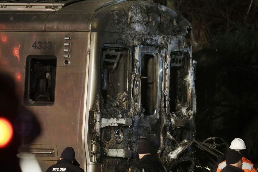 美国纽约通勤火车撞上汽车 7人死亡