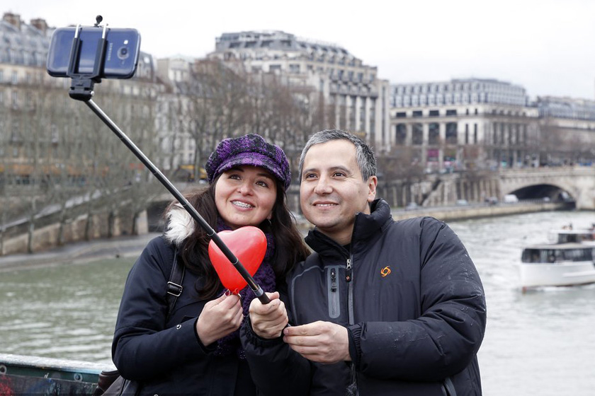 法国巴黎爱情锁桥为安全移除部分爱情锁