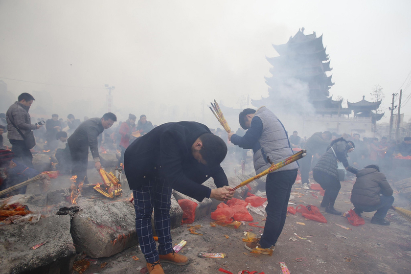 武汉数十万人排队祭拜财神