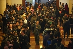 记者排长队领两会采访证