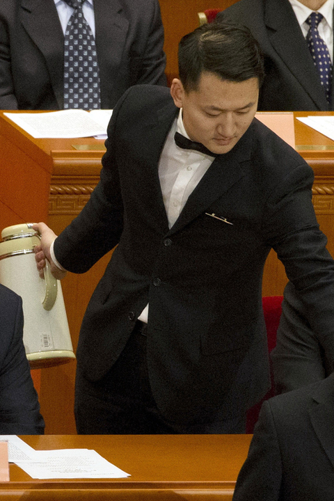 图为男服务员为与会政协委员斟茶倒水. 东方ic