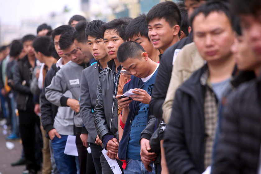 广东惠州求职者因工资高通宵排队