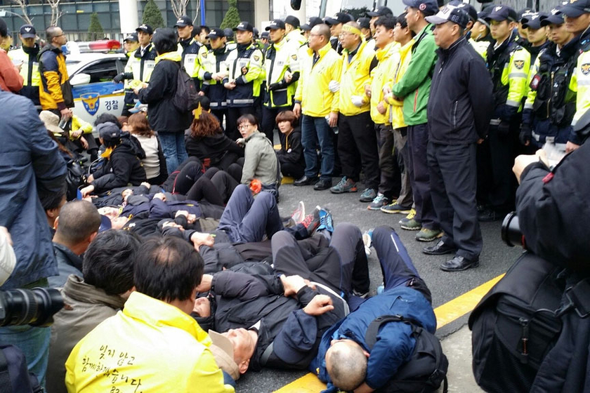 韩国世越号遇难者家属示威 与警方发生肢体冲