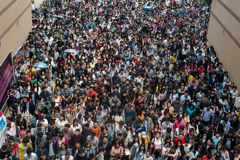 武汉公务员考试人潮涌动似春运