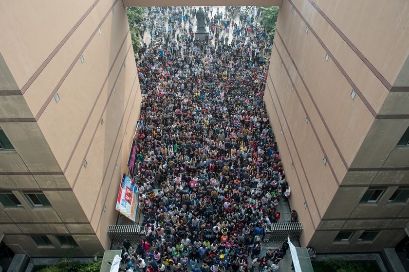 武汉公务员考试人潮涌动似春运