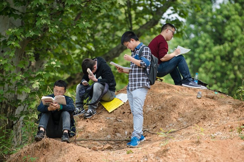 武汉公务员考试人潮涌动似春运