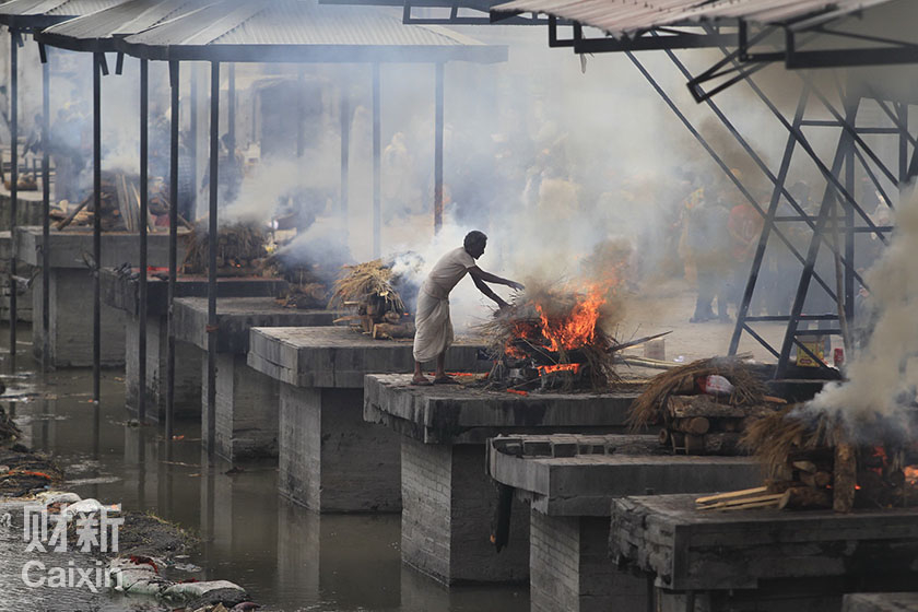 尼泊尔地震遇难者 烧尸庙集中火化