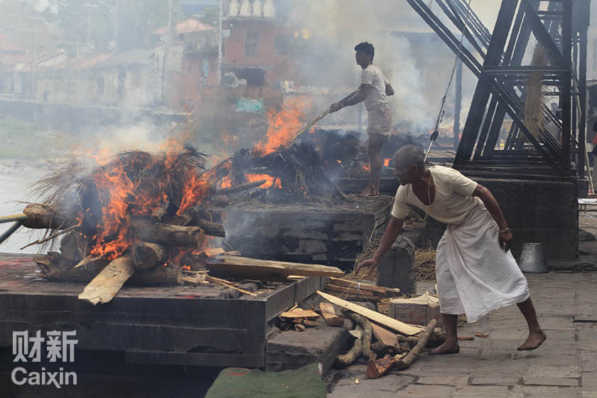 尼泊尔地震遇难者 烧尸庙集中火化