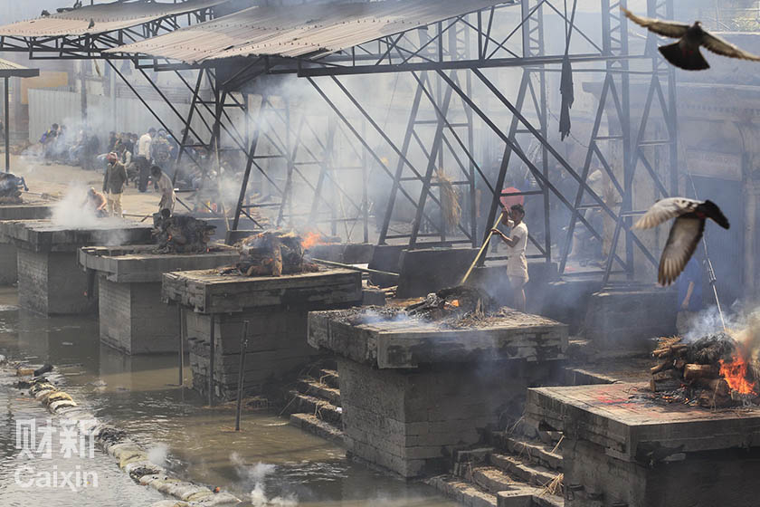 尼泊尔地震遇难者 烧尸庙集中火化