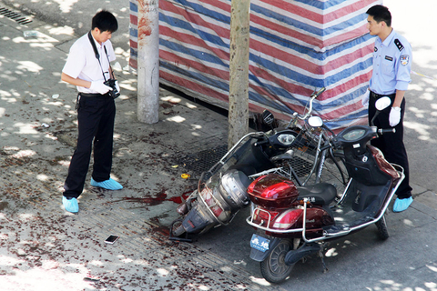 郑州一女子被当街割喉 行凶男子割腕自杀