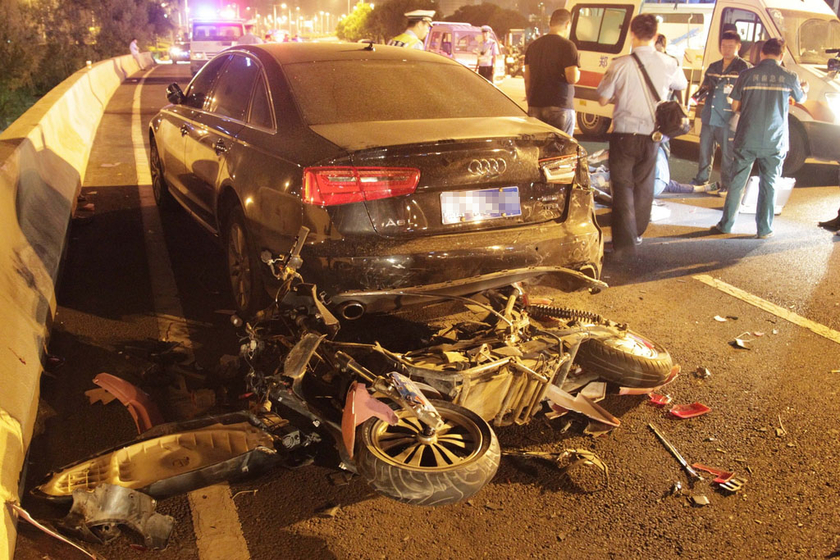 郑州18岁青年深夜骑改装电动车飙车 撞车身亡