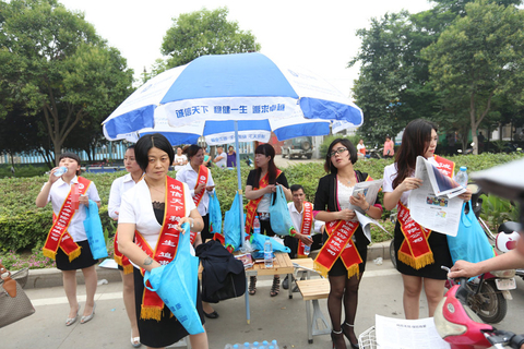 河南鲁山养老院火灾 保险公司周围发传单揽客
