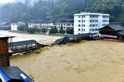 贵州榕江暴雨 洪水瞬间冲垮72米长风雨桥