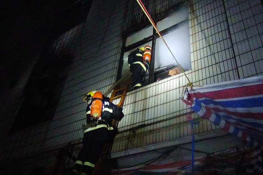 广西玉林27岁消防员坠楼牺牲 怀中2岁女童得救