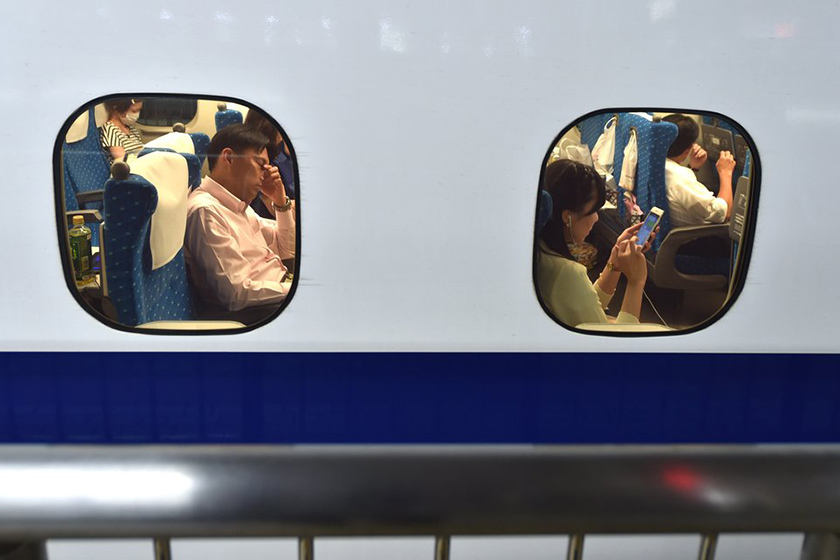 日本小笠原群岛海域发生8.0级地震 东京震感强