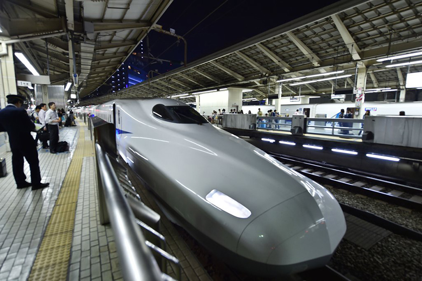 日本小笠原群岛海域发生8.0级地震 东京震感强