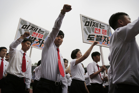 朝鲜十万民众集会 参加反美斗争月活动