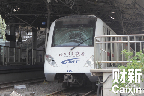2015年8月15日下午,在天津滨海新区爆炸点附近,津滨轻轨地铁9号线受损