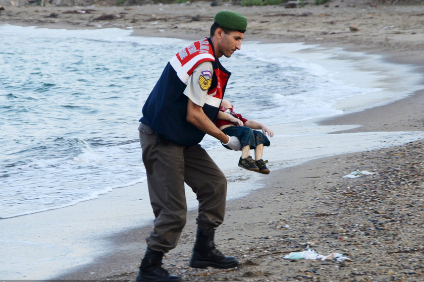 当地时间2015年9月2日，土耳其博德鲁姆，前往希腊科斯岛的移民船沉没，3岁叙利亚难民艾兰·库尔迪的遗体被冲上海岸。 Nilufer Demir/CFP_一周天下（2015.8.29-2015.9.3）