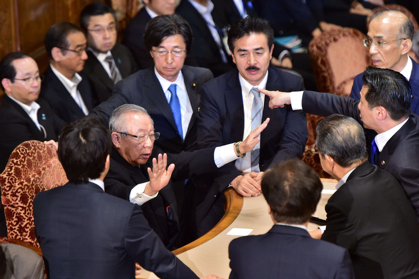 日本国会争论新安保法案 议员大打出手