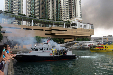 香港维多利亚港发生大火 黑烟冲天