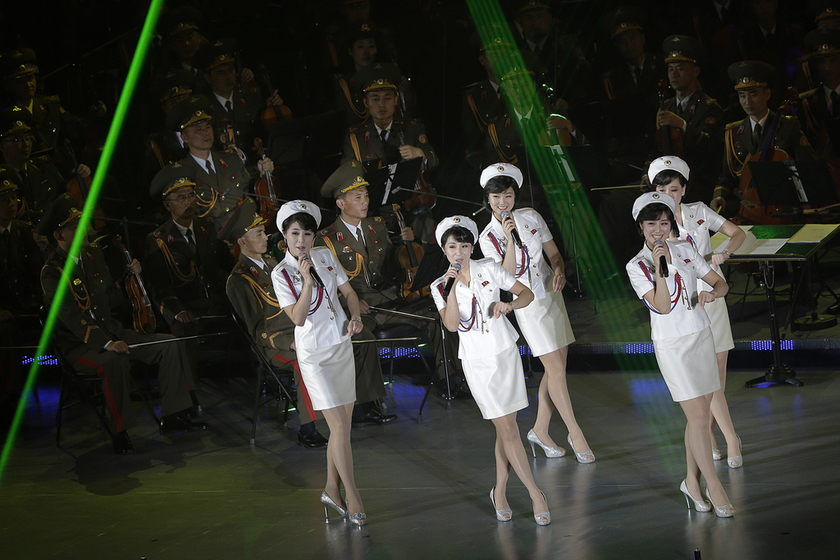 当地时间2015年10月11日，朝鲜平壤，朝鲜举办歌舞晚会，庆祝劳动党建立70周年。来自牡丹峰乐团的女演员们上台表演。 Wong Maye-E/东方IC _一周天下（2015.10.10-2015.10.16）