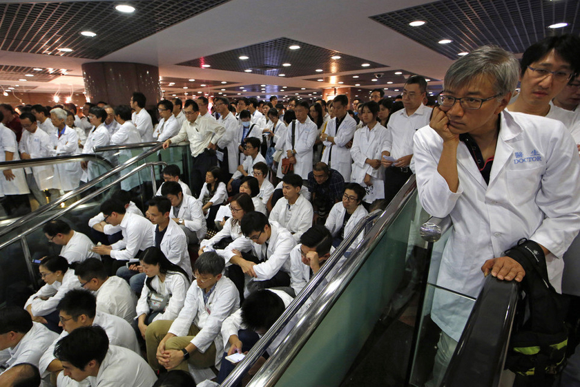 香港数百公立医生静坐抗议求加薪